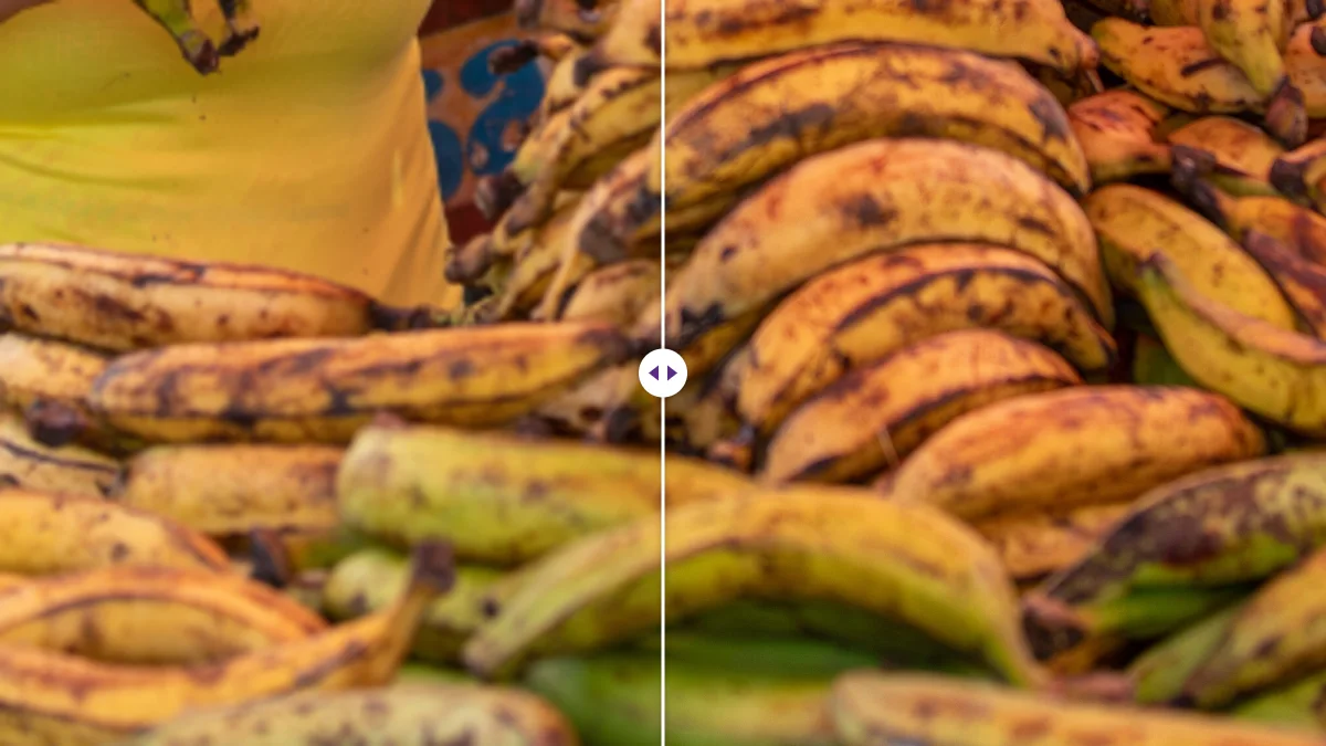 Gestapelte Bananen an einem Marktstand: links unscharf in niedriger Auflösung, rechts scharf